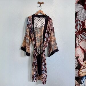 Vada Winter•Butterfly and Floral Kimono/Robe•Size M/L